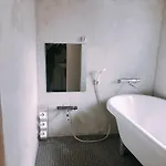 5 Mins To Train Station, Bathtub, Full Kitchen, Balcony